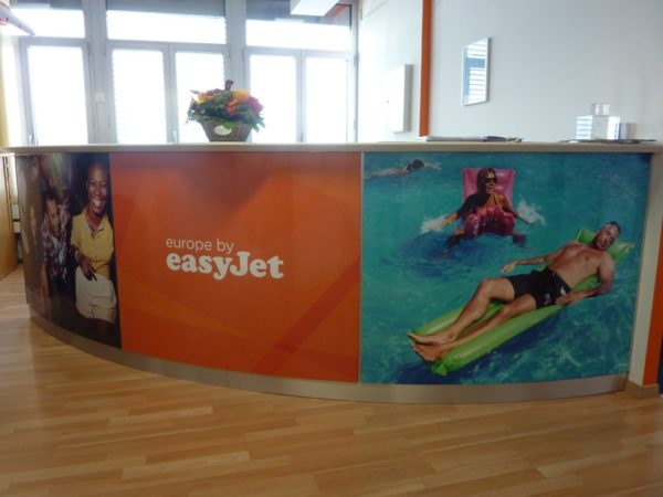 Comptoir easyJet orange.
