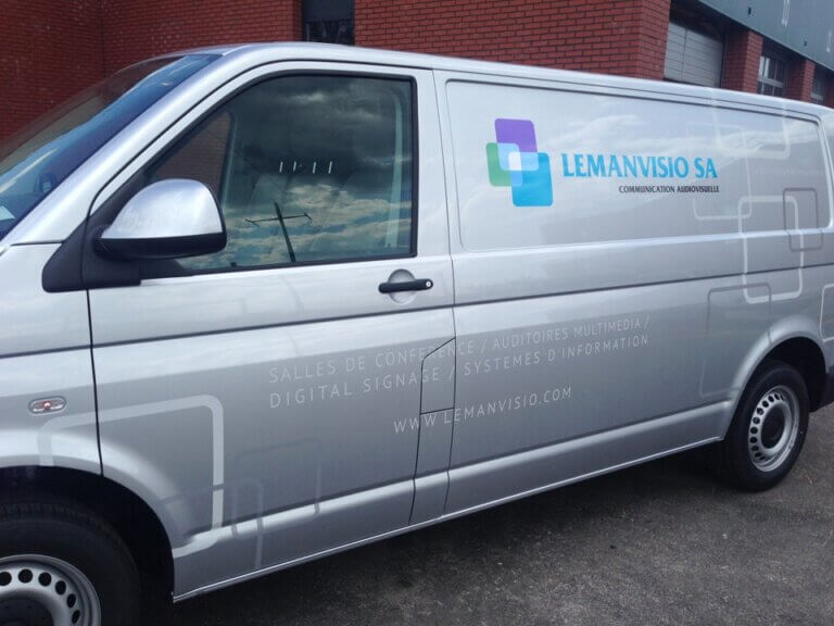 Camionnette avec logo Lemanvisio SA.
