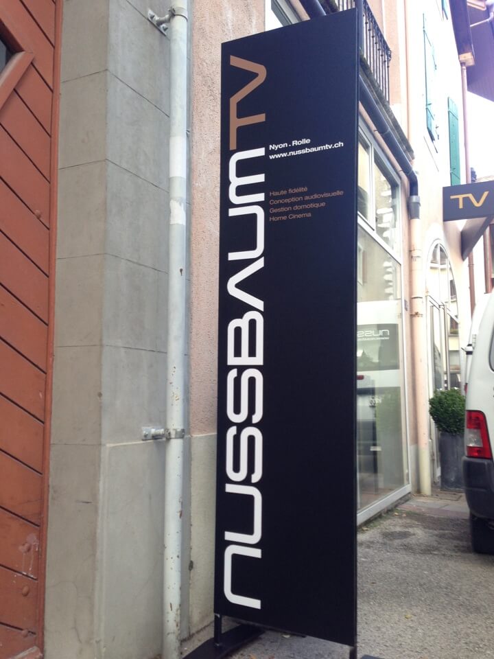 Enseigne Nussbaum TV avec site web.