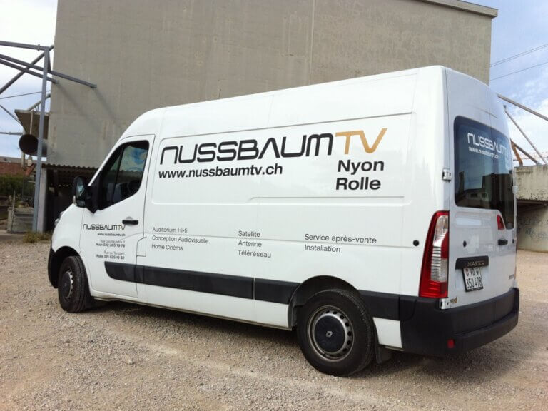 Camionnette blanche avec logos de Nussbaum TV.