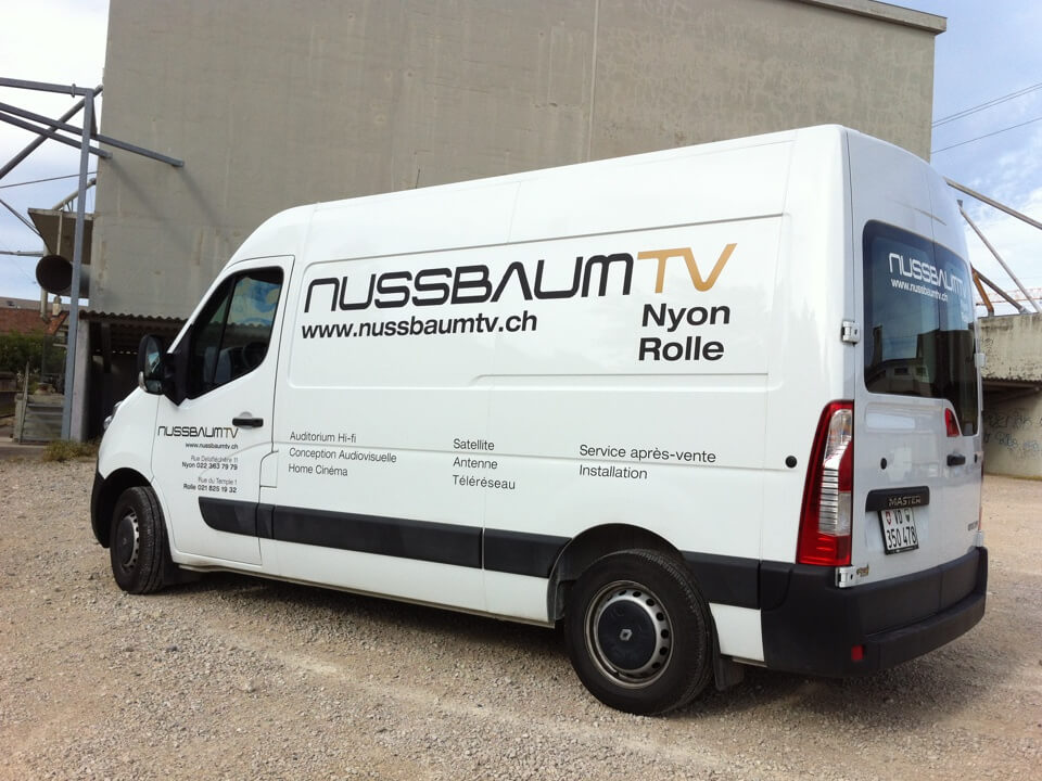 Camionnette blanche avec logos de Nussbaum TV.