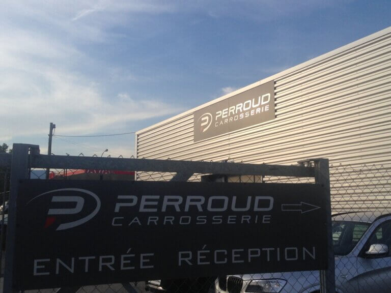 Panneau d'entrée de la carrosserie Perroud.