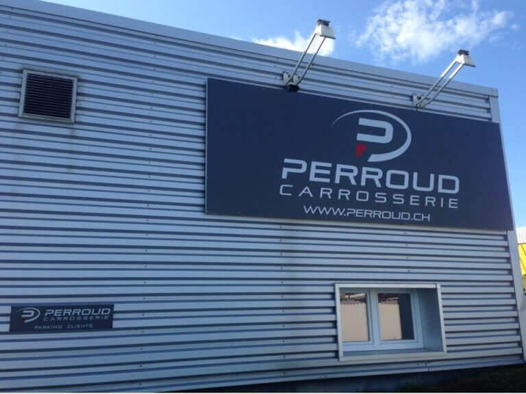 Bâtiment avec enseigne Perroud Carrosserie.