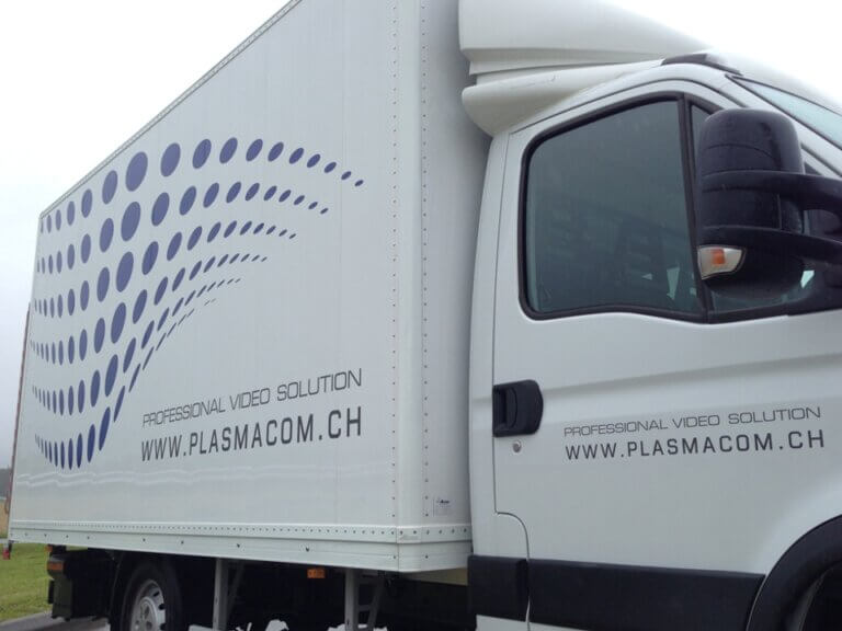 Camion blanc avec logo et site web.