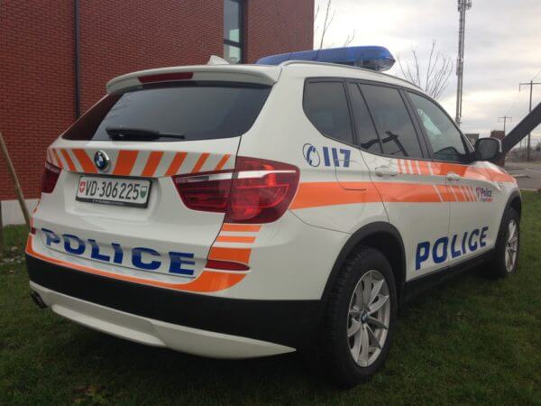 Véhicule de police blanche stationné à l'extérieur.