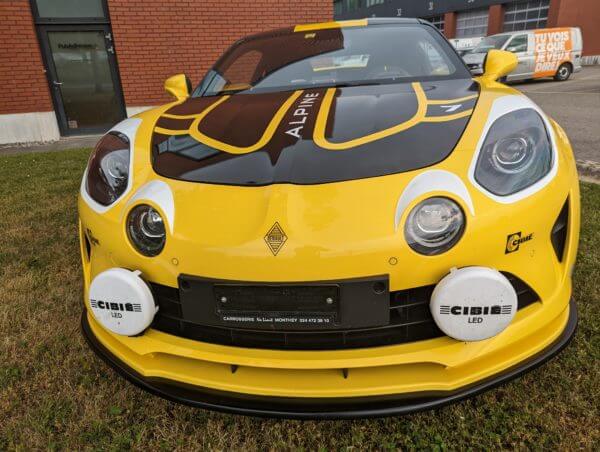 Voiture sportive jaune et noire stationnée.