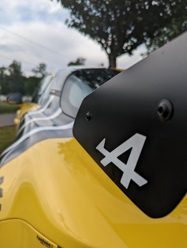 Voiture jaune brillante avec le logo A.
