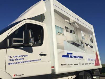 Camion de livraison avec publicité électroménager.