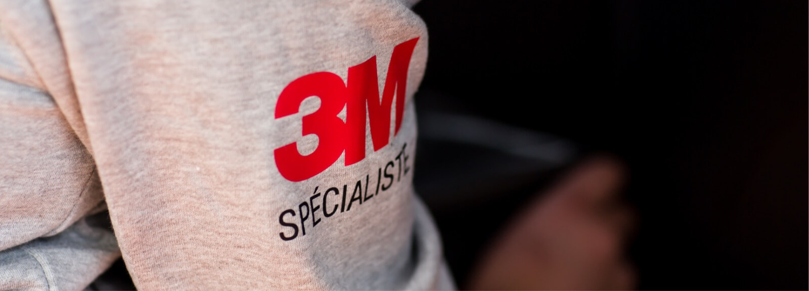 Manche de chemise avec logo 3M Spécialiste.