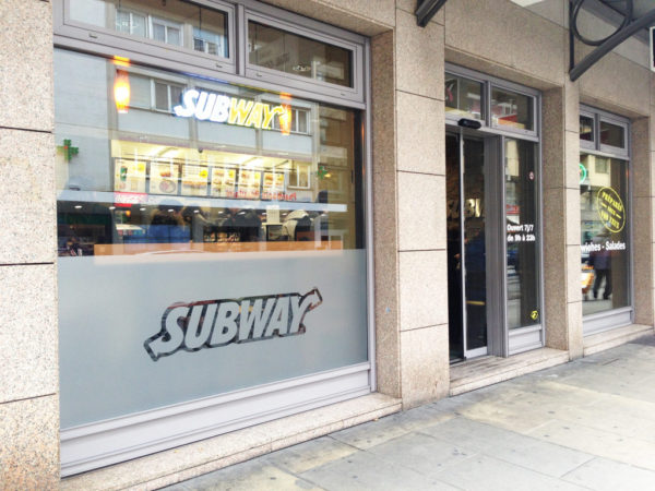 Devanture d'un restaurant Subway en ville.