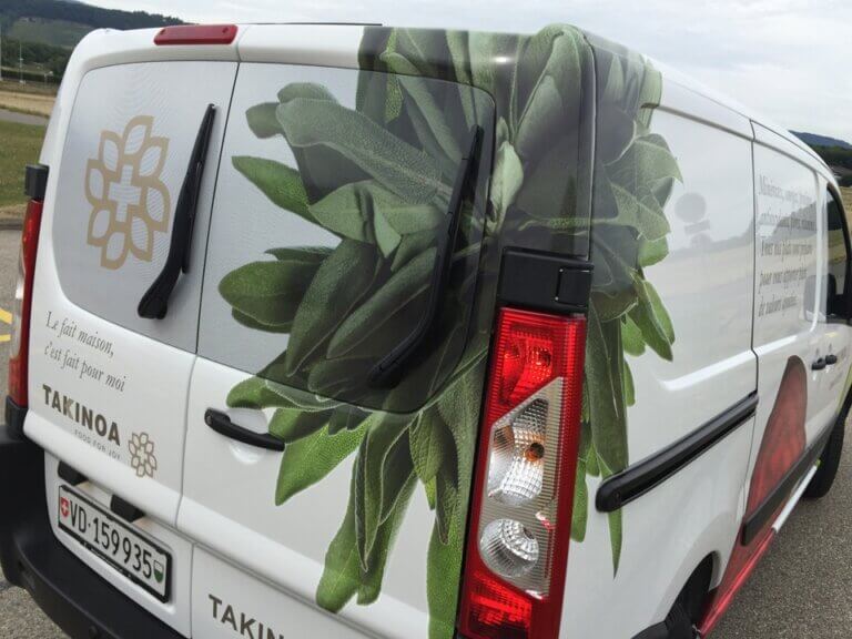 Camionnette avec décoration végétale et logo Takinoa.