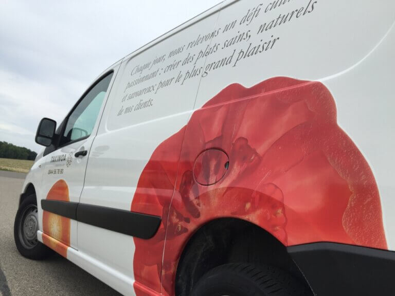 Camionnette avec motif de tomate et texte culinaire.