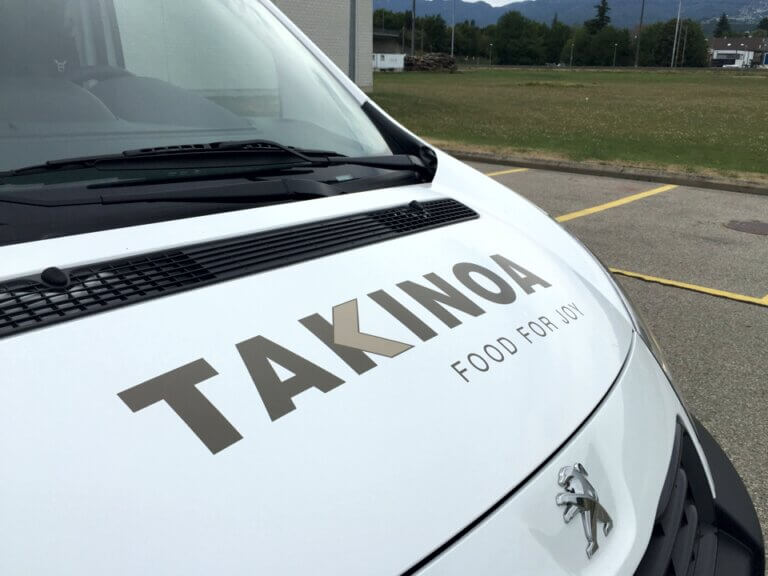 Logo Takinoa sur fourgon Peugeot
