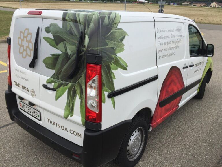 Camionnette avec logo et décorations alimentaires.
