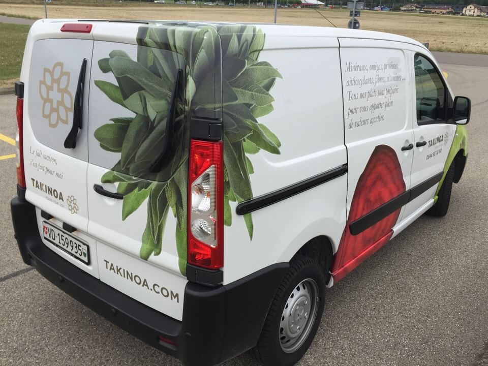 Camionnette avec logo et décorations alimentaires.