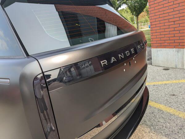 Vue arrière d'un Range Rover gris.