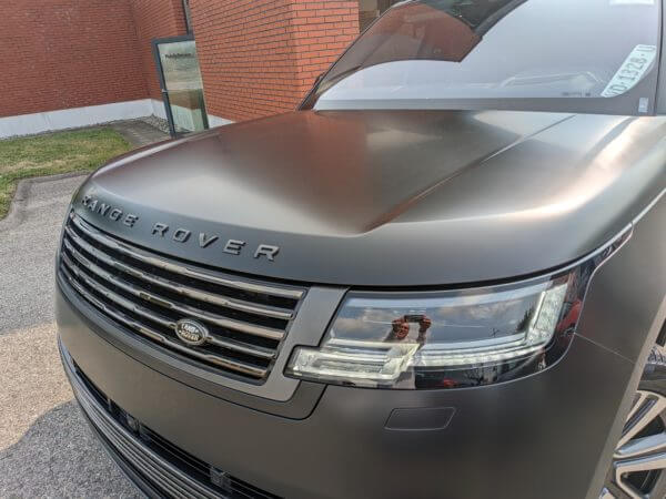 Gros plan d'un SUV Range Rover.