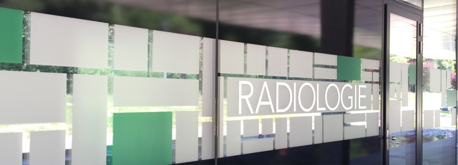 Porte en verre avec le mot 'Radiologie'.