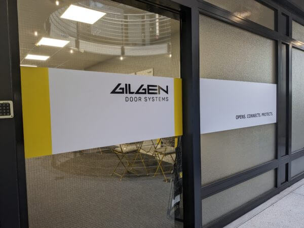 Bureau Gilgen Door Systems avec logo et slogan.