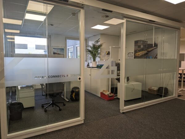 Bureau moderne avec portes vitrées coulissantes.