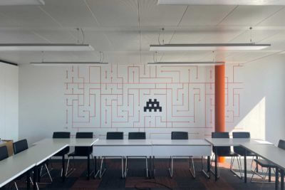 Salle de réunion avec mur décoré de labyrinthe.