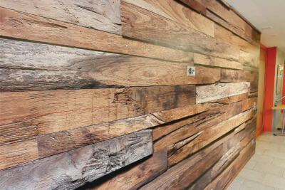 Mur en bois dans un couloir moderne.