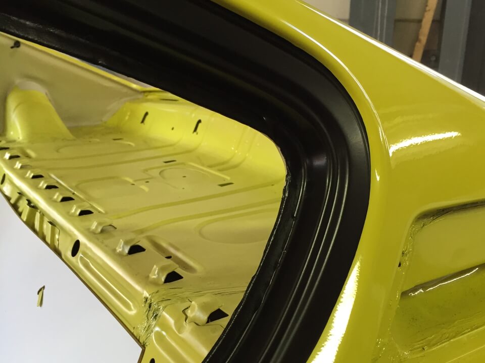 Intérieur de voiture peinte en jaune vif