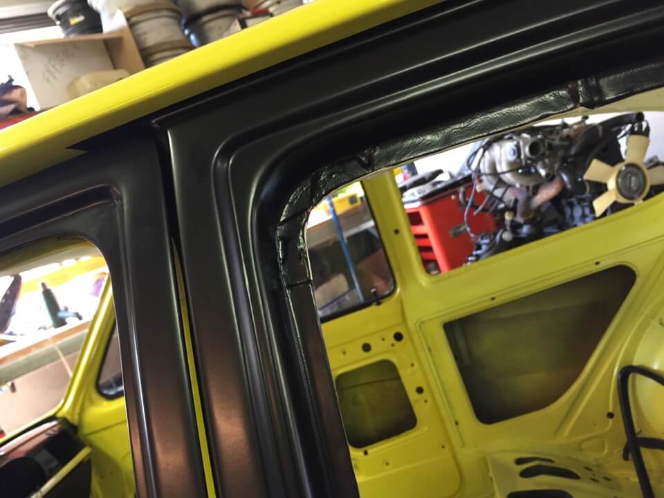 Intérieur de voiture jaune en rénovation, moteur visible