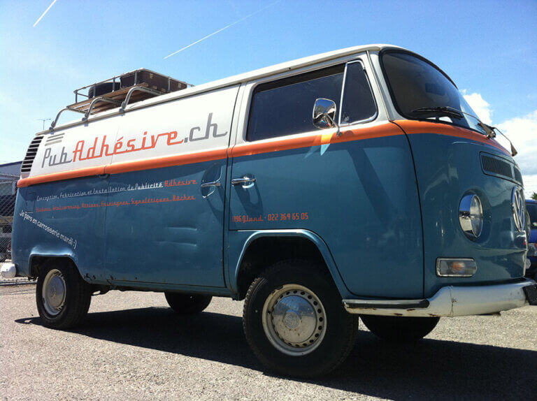 Combi bleu avec publicité adhésive.