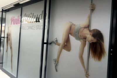 Femme faisant du pole dance en studio.