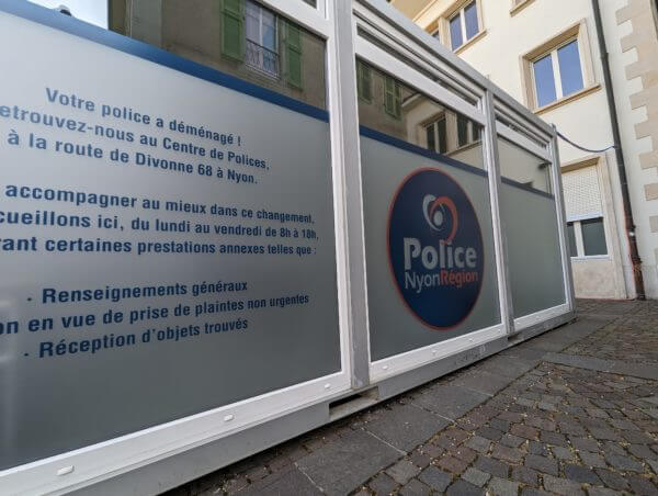 Bureau de police de Nyon déménagé, nouvelle adresse affichée.