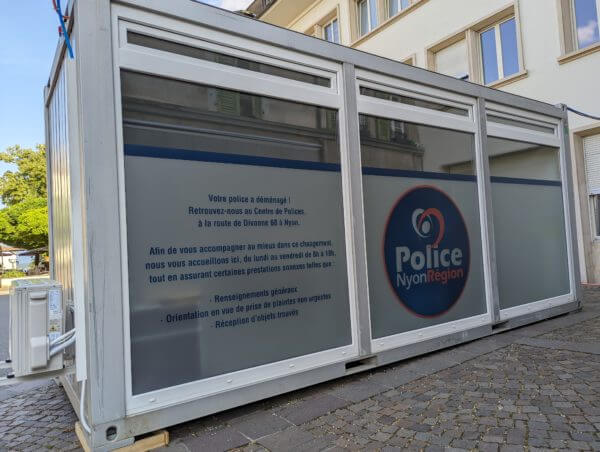 Bureau mobile Police Nyon Région sur une place pavée.
