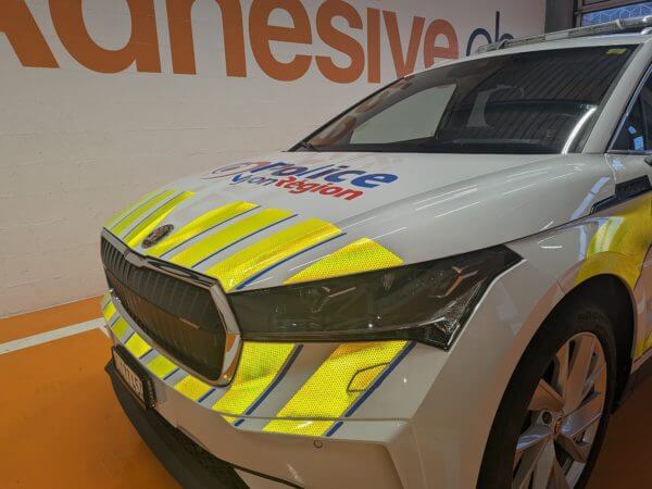 Voiture de police avec lumières jaunes réfléchissantes.