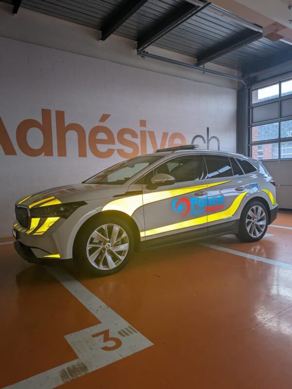 Voiture de police stationnée dans un garage.