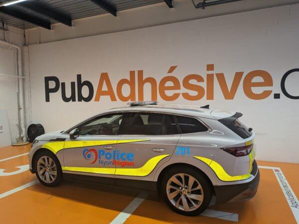 Voiture de police stationnée en intérieur.
