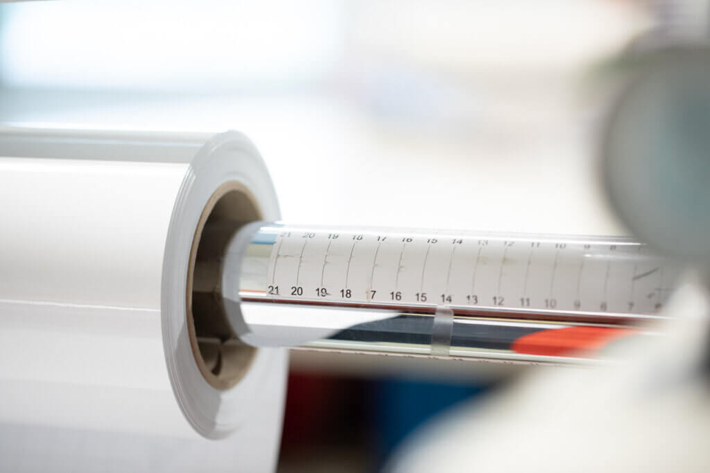 Rouleau de film plastique avec graduation numérotée.