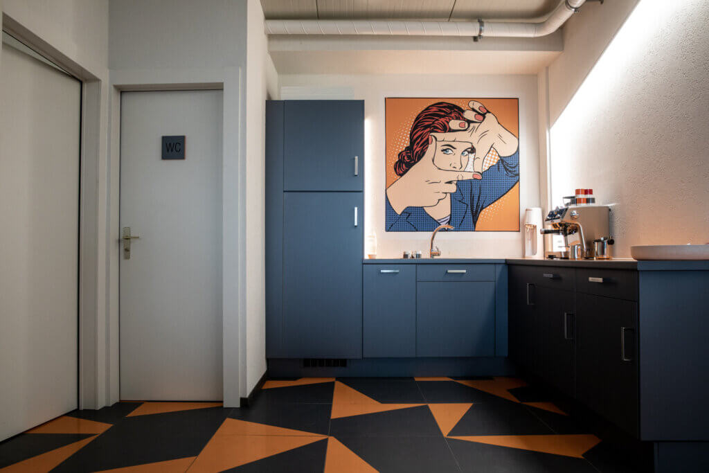 Cuisine moderne avec une affiche pop art.