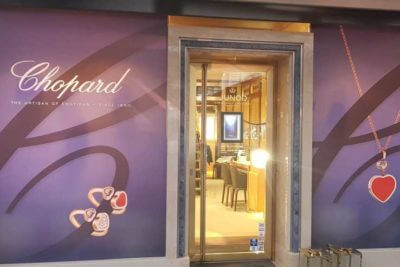 Vitrine Chopard avec bijoux et décoration.