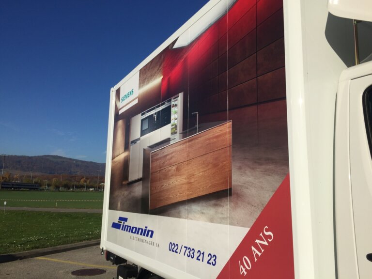 Camion publicitaire pour cuisine moderne Siemens.
