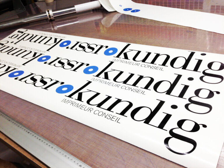 Impression de papier avec marques typographiques.