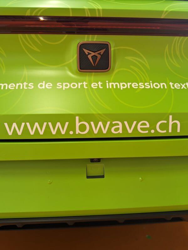 Couvercle vert avec logo et www.bwave.ch