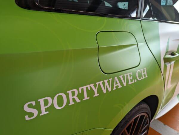 Voiture verte avec site web sportywav.ch