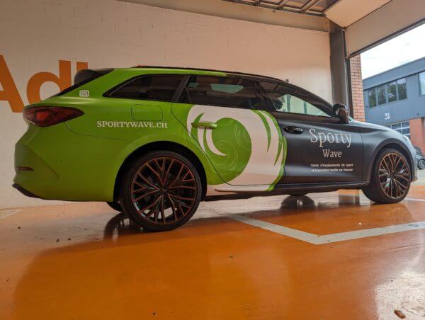 Voiture verte et noire avec logo Sporty Wave.