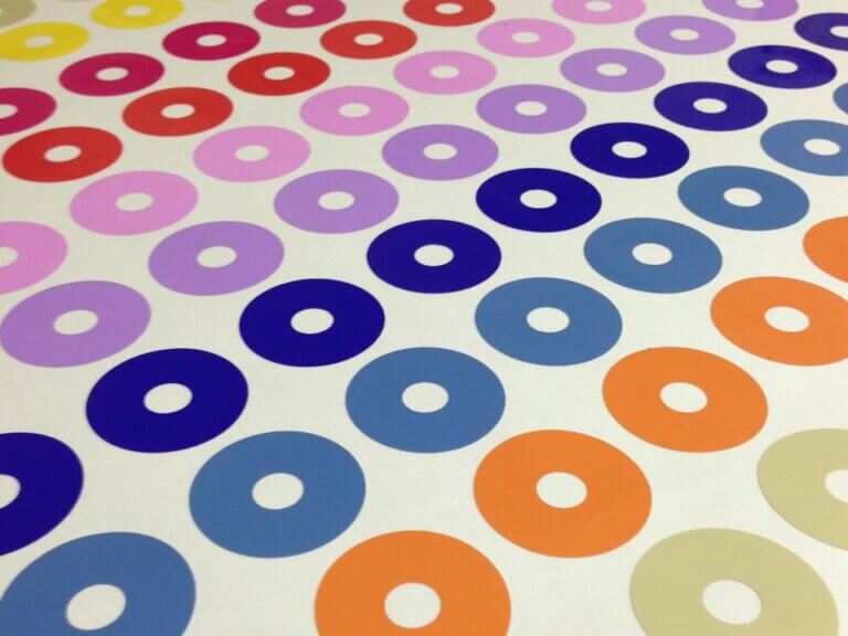 Cercles colorés alignés sur fond blanc.