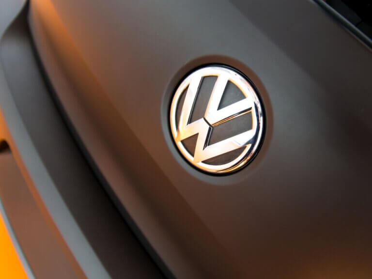 Logo Volkswagen sur une voiture noire.