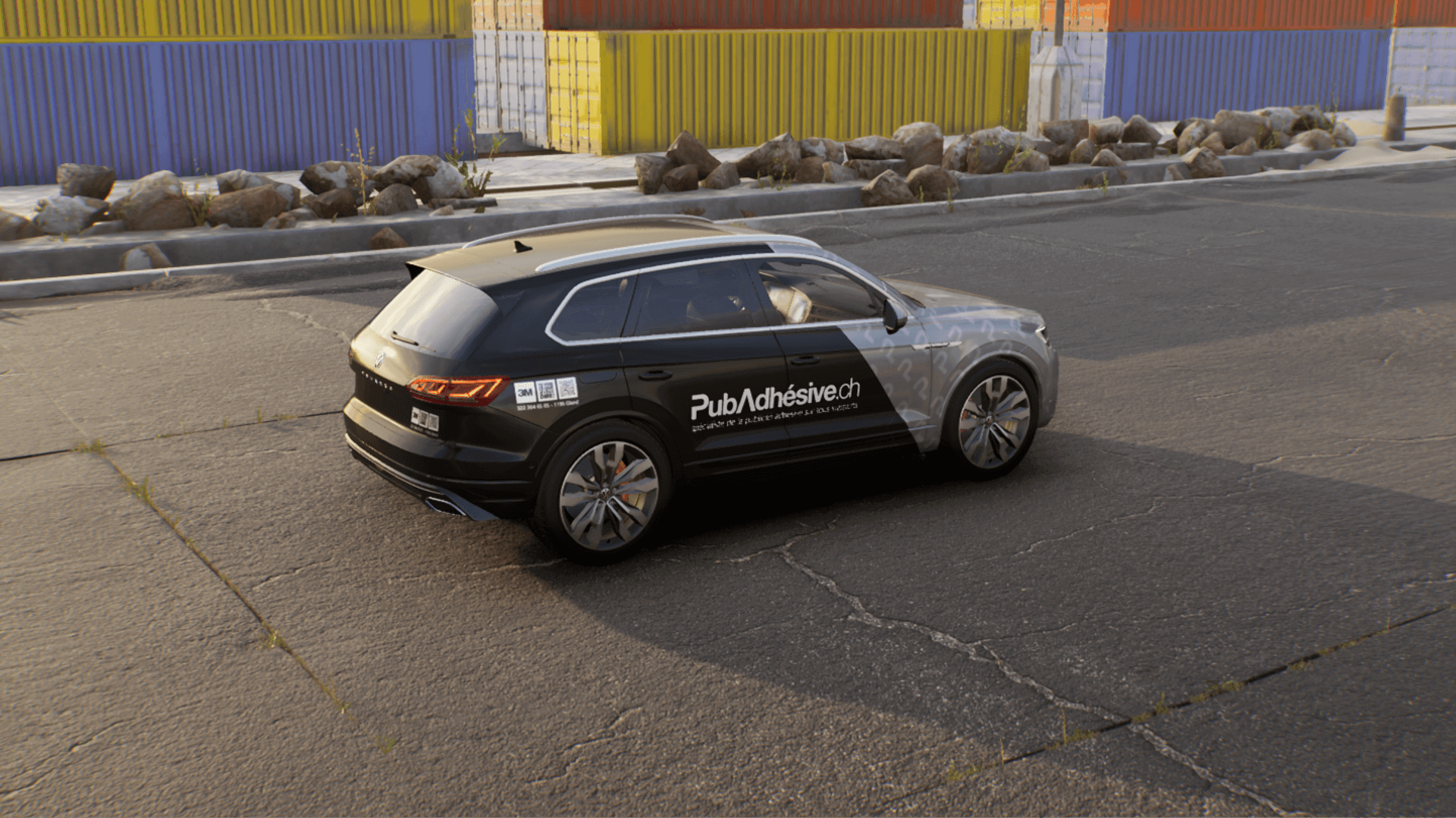 Voiture noire avec publicité sur route.